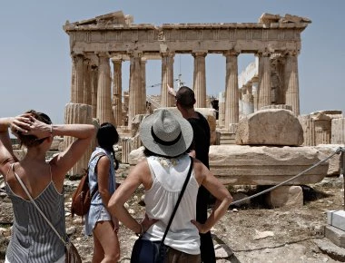 Handelsblatt: Ακόμα και οι πυρκαγιές δεν επηρεάζουν τον τουρισμό στην Ελλάδα